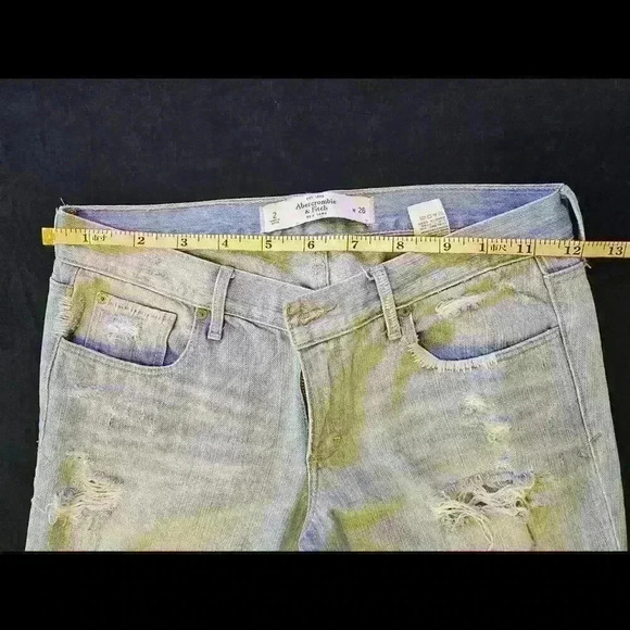 Abercrombie and Fitch - Light Wash Ripped Denim - Picture 4 of 7